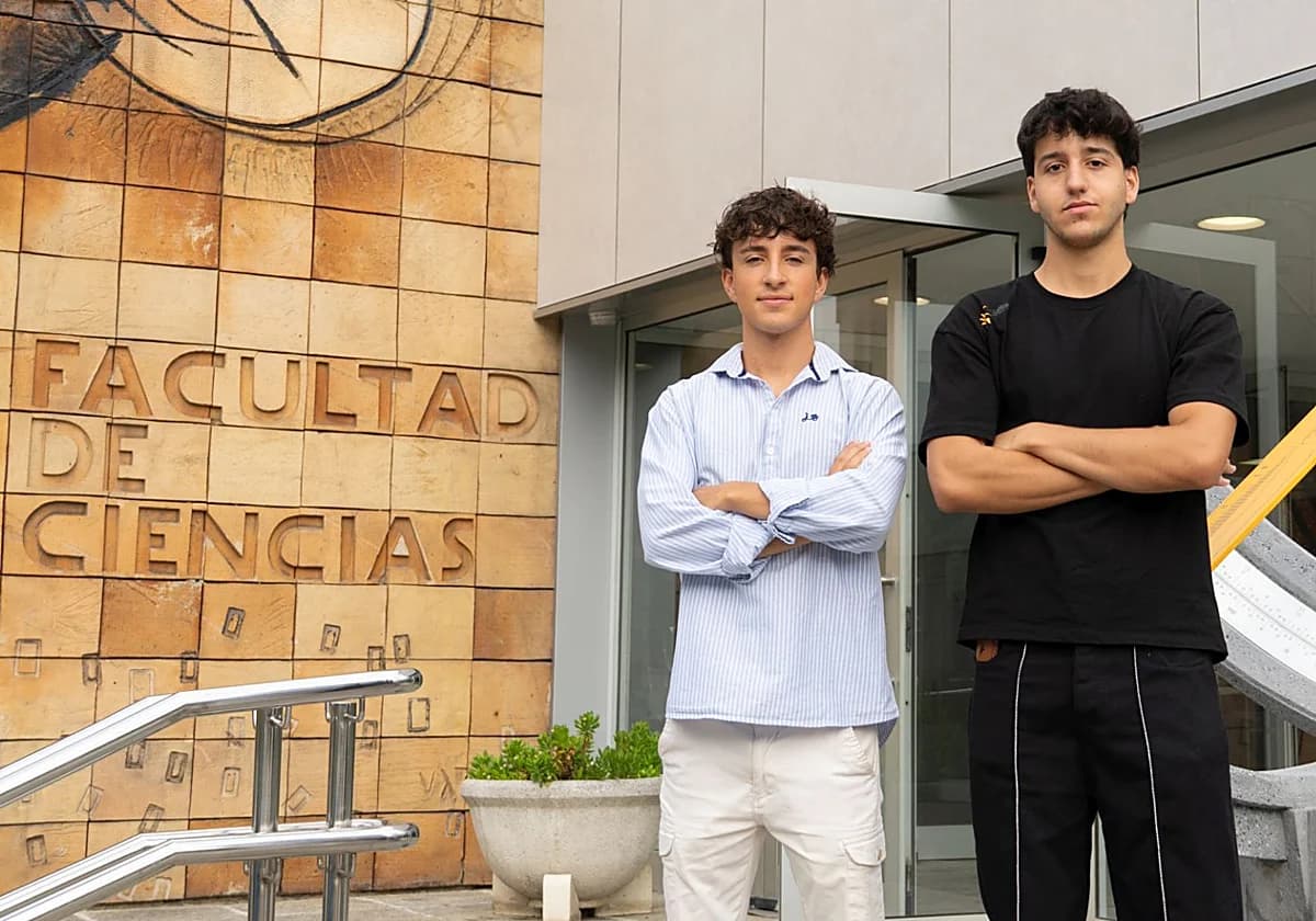 Fabio Ángel Gómez y Víctor Rubio Rojo, fundadores de FiscalIA, en la Facultad de Ciencias de la Universidad de Cantabria